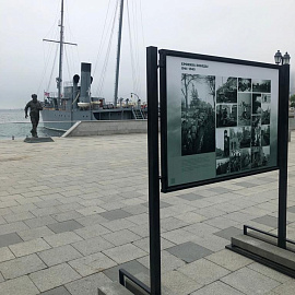 Фотографии из дождливого Владивостока, где открылась выставка, посвященная войне в жизни и творчестве Александра Солженицына (1941–1945)