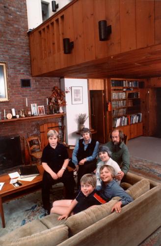 Семья в гостиной вермонтского дома